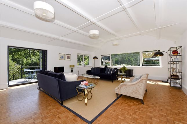 21, Lebanon Drive, Surrey photo 4