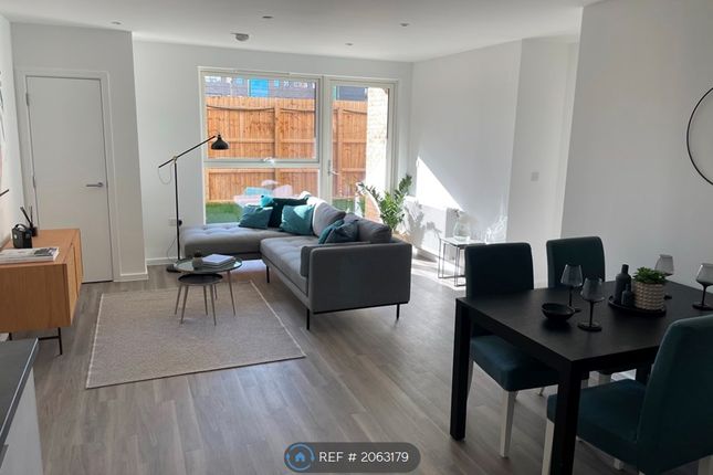 Flat to rent in Selbourne Avenue, London