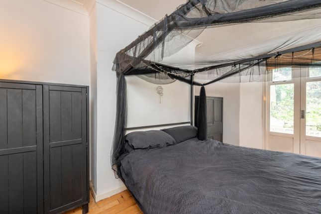 Flat to rent in Oakley Square, Camden Town