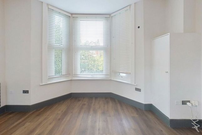 Flat A, 72 Greyhound Lane, London photo 2