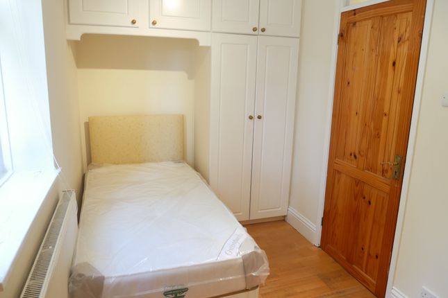 Room to rent in Church Path, London