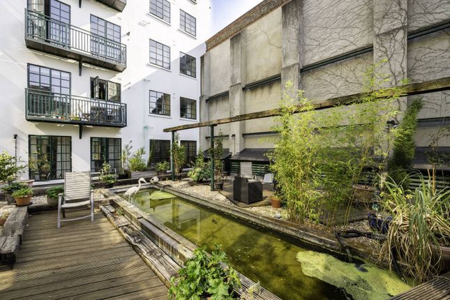 Flat for sale in Rotherhithe Street, Canada Water, London