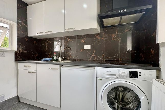 1-bed flat on 2, Upper Teddington Road, Greater London, £1,700/mo