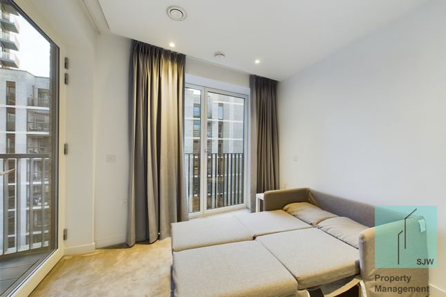 Flat to rent in Phoenix Place, London