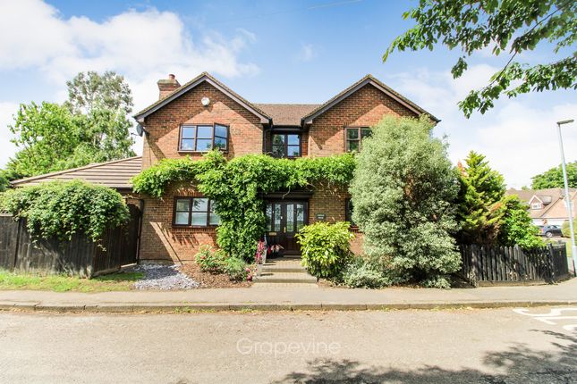 Thumbnail Detached house for sale in Garde Road, Reading