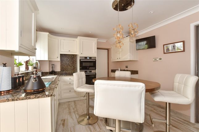 Corfe Close Southwater, Horsham photo 4