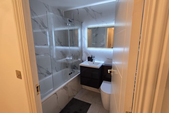 Lndn-Run995 - Flat 10 Flat 10,, Bader Court, London photo 5