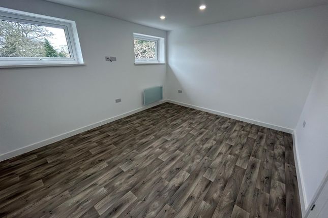 Flat to rent in Knighton Road, Leicester