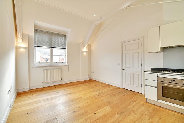 Flat for sale in Bluecoats Avenue, Hertford