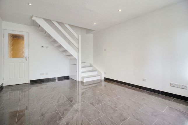 10 Lapwing Close, Swindon photo 2