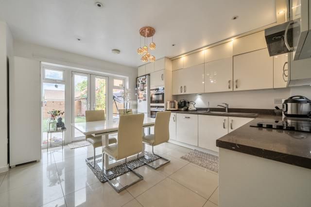 18, Millers Grove, Reading photo 4