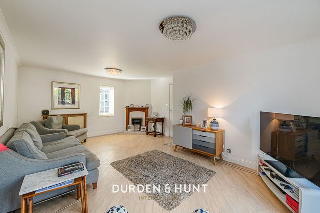 Woodside North End, Buckhurst Hill photo 4