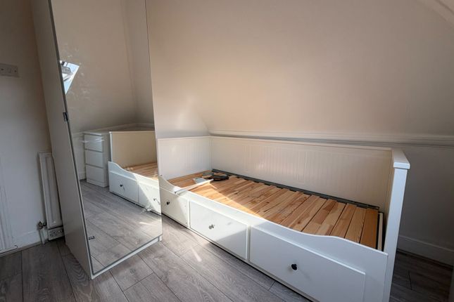Flat D 13, Sheldon Road, London photo 4
