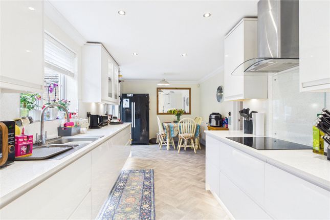 22, Dorneywood Way, Berkshire photo 4