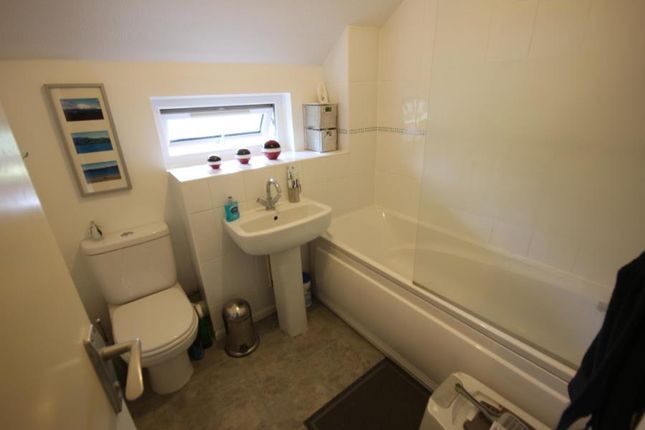 13, Upton, Woking photo 3