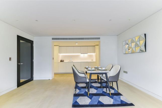 Flat to rent in Centre Point, Tottenham Court Road, London