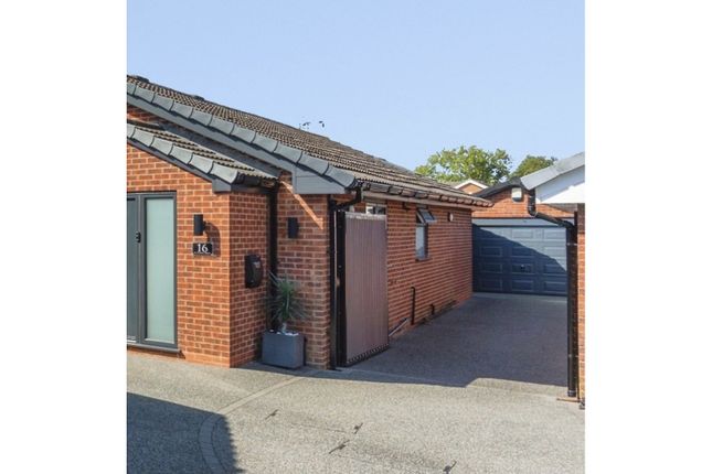 16, St. Asaphs Drive, Ashton-under-Lyne photo 4