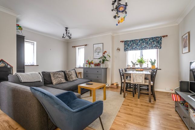 Flat for sale in Greenford Avenue, London