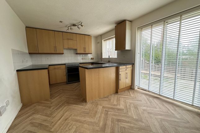 15 Cae'R Gerddi, Pontypridd photo 3