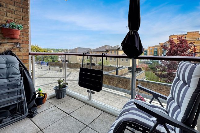 Flat 24, Griffin House Admiral Gardens, Cowes photo 4
