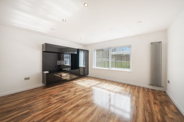 12 Wrenwood Way, Pinner, Greater London photo 4