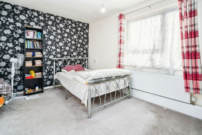 Flat for sale in Hockwell Ring, Luton
