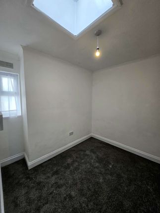 12 Flat A, Empress Avenue, Ilford, Essex photo 4