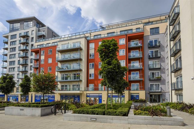 Flat to rent in Ensign House, Beaufort Pk, Colindale, London