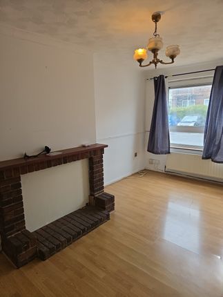 8, Henrys Walk, Ilford, ESSEX photo 2