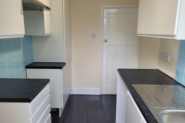214, Upminster Road South, Rainham photo 2