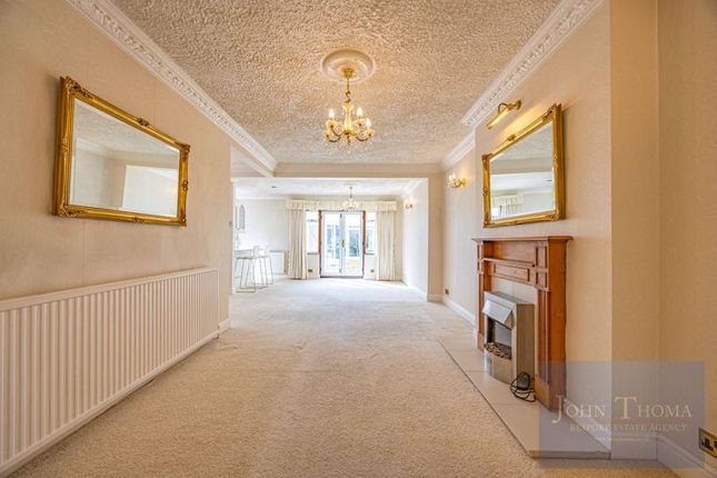1, Caernarvon Drive, Clayhall photo 3