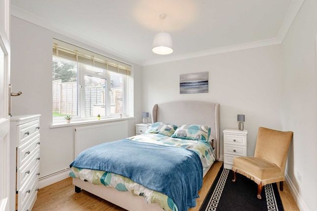Flat for sale in Gifford Gardens, London