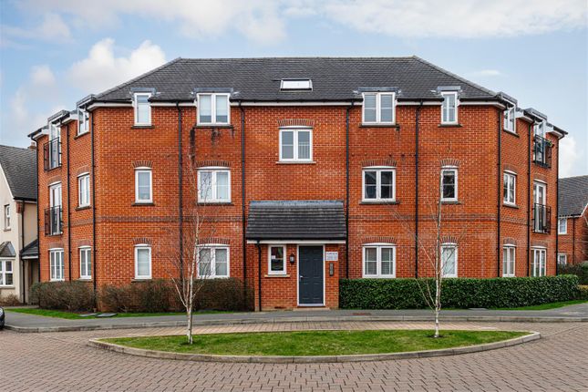Thumbnail Flat for sale in Vincent Gardens, Dorking