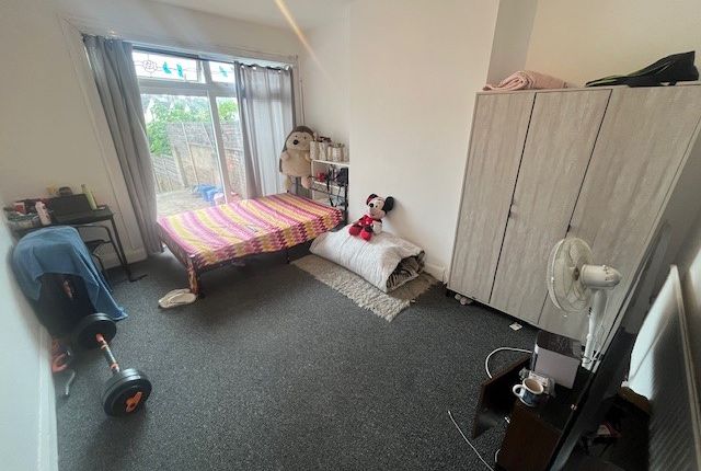 70, Cardiff photo 5