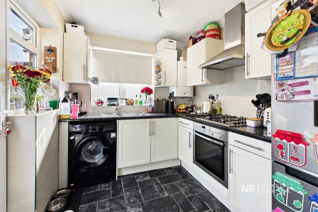 10, Vernon Close, West Ewell photo 3