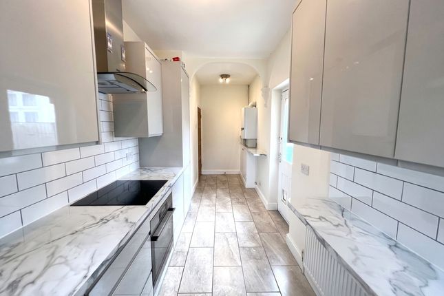 49 Chestnut Grove, Ilford photo 2