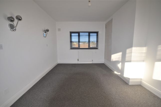 6, Heaton Avenue, Romford photo 5
