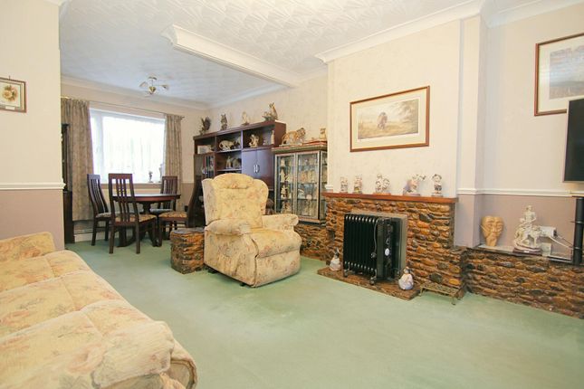 16, Netherfield Close, Leeds photo 4