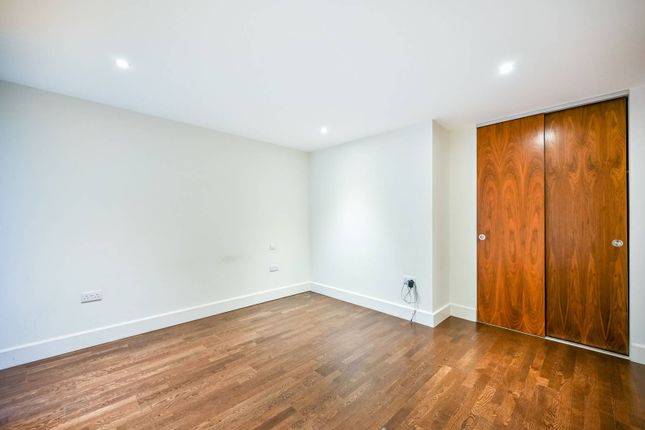 Flat to rent in Henry Macaulay Avenue, Kingston, Kingston Upon Thames