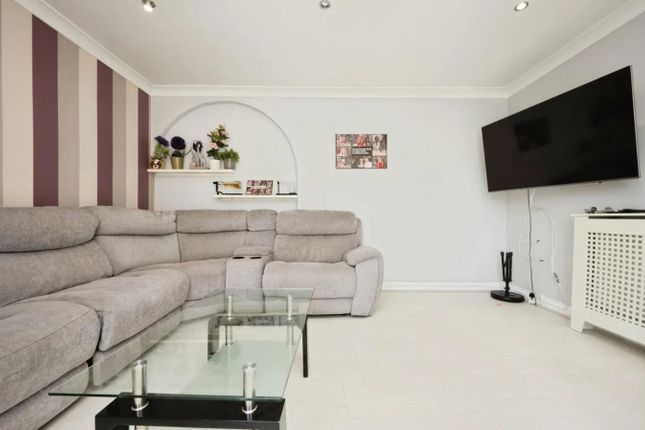 83, Russell Avenue, Aylesbury photo 3