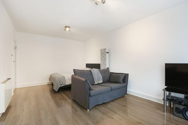 39 Reid House, Hyndewood, Bampton Road, London photo 4