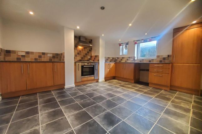 401, Blackmoorfoot Road, Huddersfield photo 2