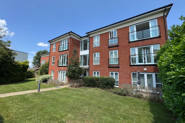 2-bed flat on Flat 2, 2, Kendra Hall Road, South Croydon, £240,000