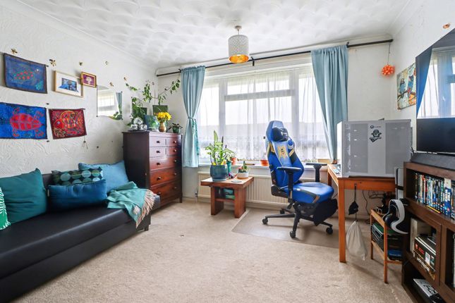 24 Moore Crescent, Southampton photo 3