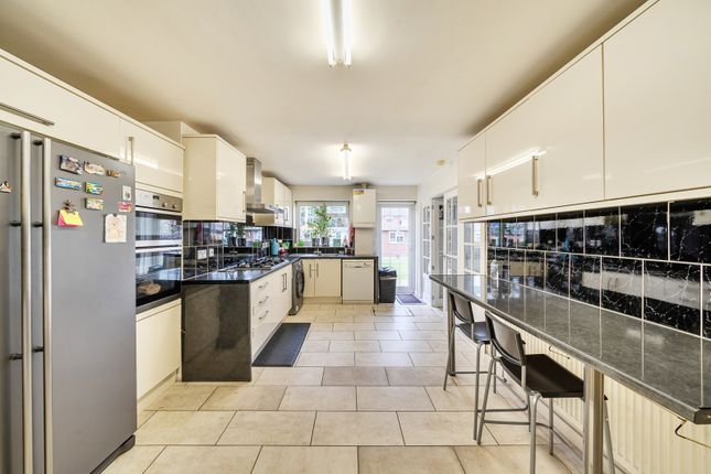 2, Tithe Farm Close, Harrow photo 2