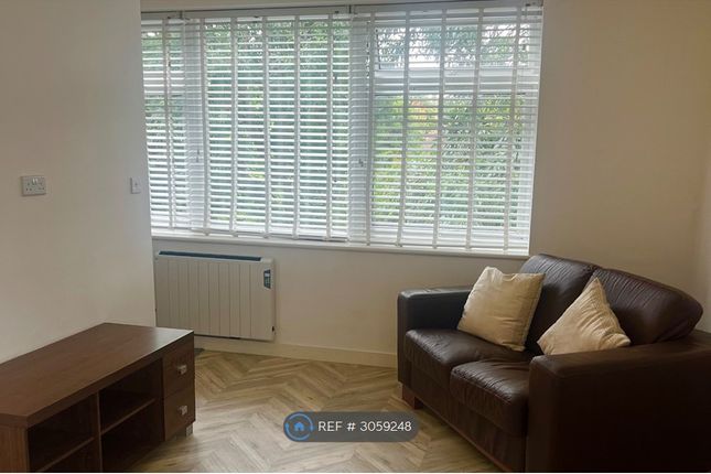 Flat, Beechcroft Court Liskeard Gardens, Blackheath, London photo 3