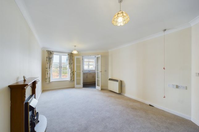 16 Whitings Court, Paynes Park, Hitchin photo 3