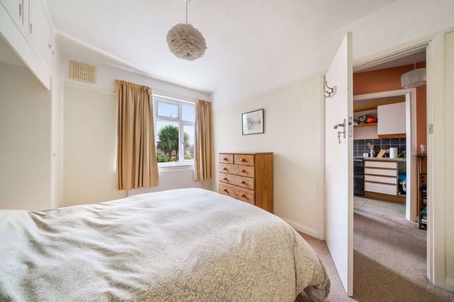 Flat for sale in Warwick Road, Thames Ditton