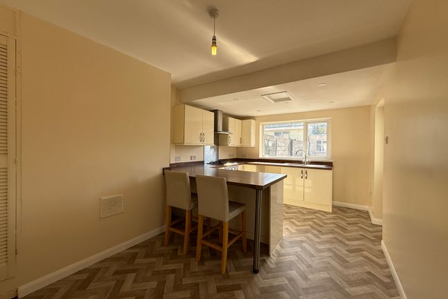 5, Ruskin Avenue, Sandfields photo 4