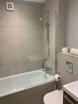 Flat to rent in Mowlem St, London